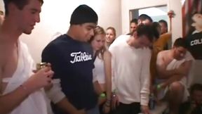 Blonde vixen blows frat bro at toga party