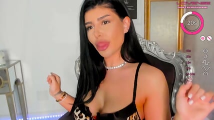 La Troia Bellezza Dalla Pelle Setosa Apre Il Suo Ano Stretto E Inserisce Lentamente Un Dildo Viola Davanti Alla Camera Durante Una Notte Discreta