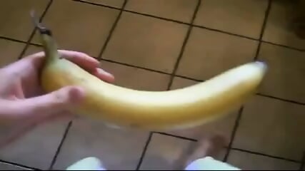 Groe Titten Deutsche 18-jhrige Masturbiert mit Banane