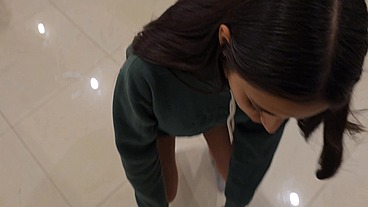 Joven Fitness recibe una mamada después de entrenar! - Completo