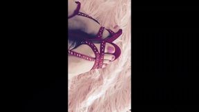 Curvy blonde feet in red heels