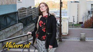 Sex oral, călărie – bărbat cu penis lung fute în cur o milf matură cu țâțe mici și ochelari