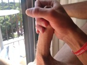 Exhibicionista Hace Correrse a Su Enorme Polla Frente a la Ventana Del Hotel para que Todos Le Vean