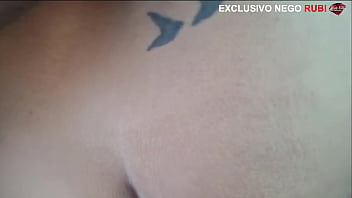 QUASE FUI PEGA TRAINDO MEU MARIDO COM UMA ROLA GRANDE E GROSSA DO AMIGO DELE - SONHO DE CORNO