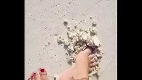 Se frotte dans le sable