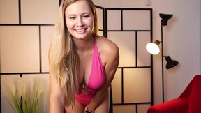 A sexy blonde in a swimsuit gets a big donation and starts moaning