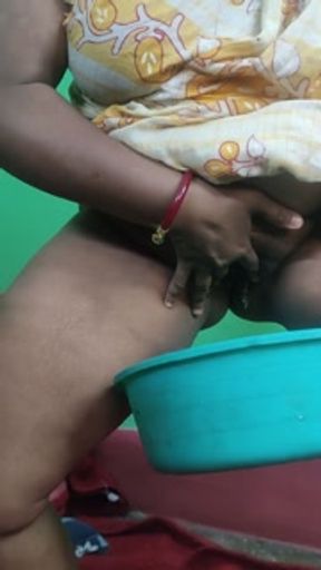 Kolkata Boudi Pissing herself in Sharee