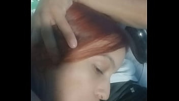 Ele gozou e eu continuei mamando o pau gozado!