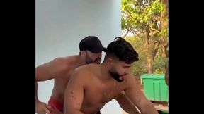 SENDO ARROMBADO POR DOIS DOTADOS