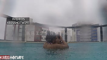 Corno Me Fudendo Na Piscina Do Flat Ao Ce&uacute_ Aberto, Enquanto Os Machos N&atilde_o Chegam Para Me Fuder De Verdade