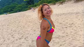 Sexo na praia - levei a loira pro meio das pedras e comi ela com o pau cheio de areia