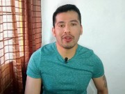 Jovencito twink le coquetea al repartidor del agua y termina siendo penetrado por sus 23cm de verga