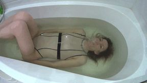 M HOLD BREATH IN HOT BATHTUB AND SEXY BUBLES UNDERWATER 6B