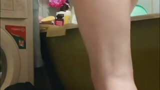 Solo homoseksuelle fyre strækker deres huller med intens badeværelsesfisting