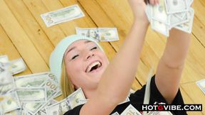 ”Follow Kendra Sunderland Behind The Scenes”