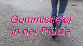Wellies in the puddle - Mit Gummistiefel in der Pfütze