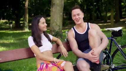 magrinha cowgirl anal no parque