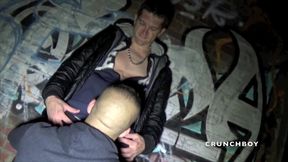 un mec de cite baise des gays dans une cave