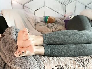 U can't resist to warch those exposed FEET