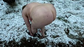 Complete naked busty girl in the snow