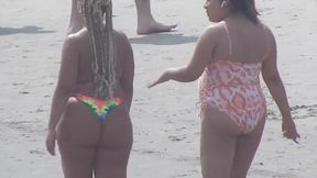I like to spy on big-bottomed girls on the beach