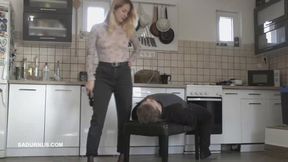 Miss Amy Douxxx makes herself happy on the slave's face A wmv