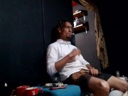 El enfermero que provocó su despido, se provoca un orgasmo para su alivio: raba erre