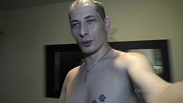 hetero offre son cul à un beau latino barbu de paris