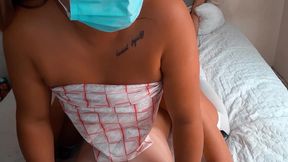 esta tan desesperada por polla dura que no le importa montar a su hermanastro