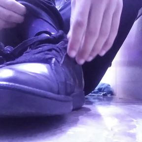 SWEATY SIZE 10 FEET IN LEATHER SHOES