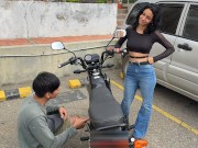 Linda chica desconocida me pide ayuda con su moto y yo le hago el mantenimiento a su estrecho coño.