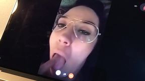 Milf madura espa&ntilde_ola sacando la lengua por webcam para que se le corran en la cara. A esta curvy gordita le gusta mucho hacer la guarra y tener cibersexo con sus fans. Leyva Hot ctdx