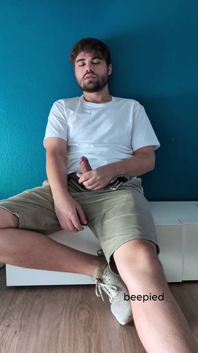 Solo masturbation and uncut cock close up cumshot - Beepied