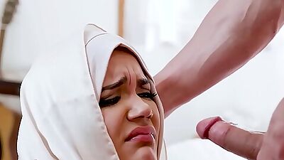 Hijab Teen's Sexual Awakening With Handyman