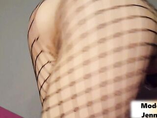 Jenny Pink in calde calze a rete succhia il cazzo fa una sega con i piedi e lo prende nel culo