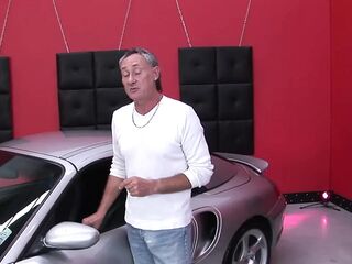 Large breasts chick cunt banging dick sucking sex toy playing in garage