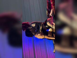 Elle on l’air bien chaude