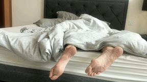 BIG DIRTY FEET SNORING IN BED - MP4 Mobile Version