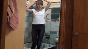 Svetlane pee in jeans and wetlook