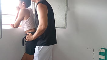 Follandome a mi hermanastra al lado de la ventana con cuidado de que los vecinos no nos vean