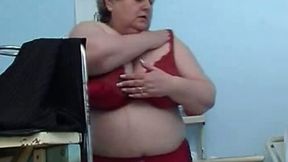 Bulging white woman penetrates her fat pussy with dildo