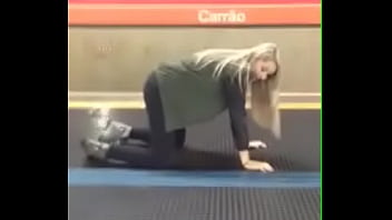 loira sadafa da show no metro