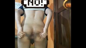 Moviendo las nalguitas para ti papito