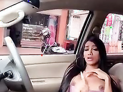 Laura Saenz Brincando no Carro