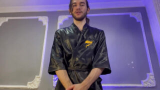 Solofilmpje van een jonge amateur Aziatische lesbische slet die anaal wordt gepenetreerd.