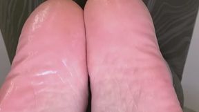 Oiled soles with toe rings