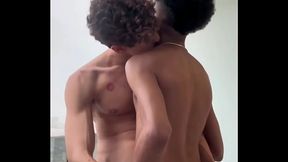 Chamei o colega da faculdade pra vir fazer um trabalho em casa, mas o puto queria era fuder.