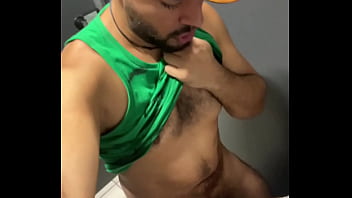 Orgia com desconhecidos descarregando todo tes&atilde_o em um macho no WC Masculino da Esta&ccedil_&atilde_o - EP 01