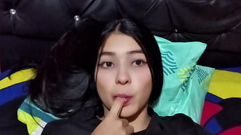 Latina de grandes tetas pillada con el novio de su hermanastra en video llamada ( CASERO REAL)