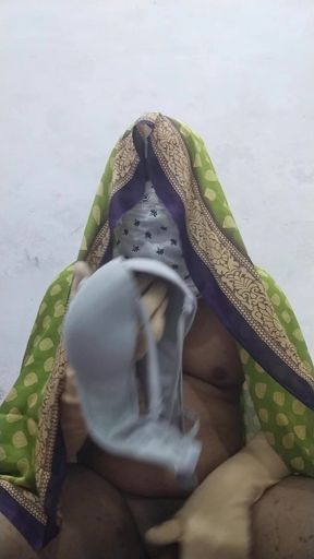 Dressed as an Indian aunty, wore a saree like a woman and shook it and removed the water from the sexy film Aunty Lover Bana Ladka